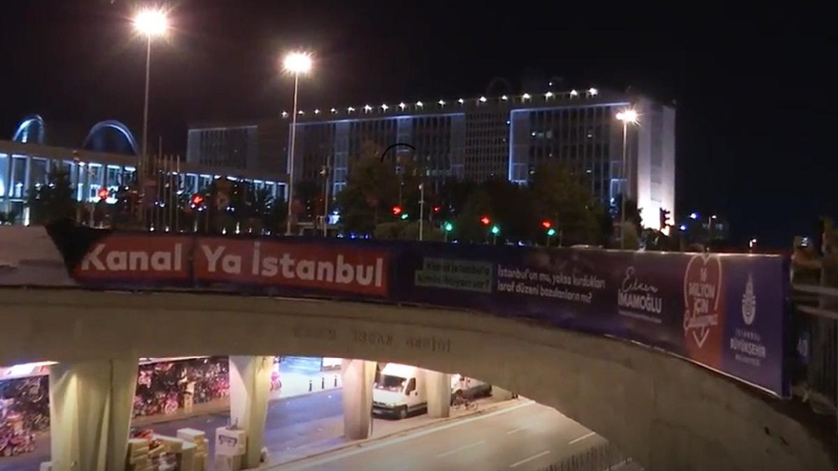 İstanbul’da afiş kavgası