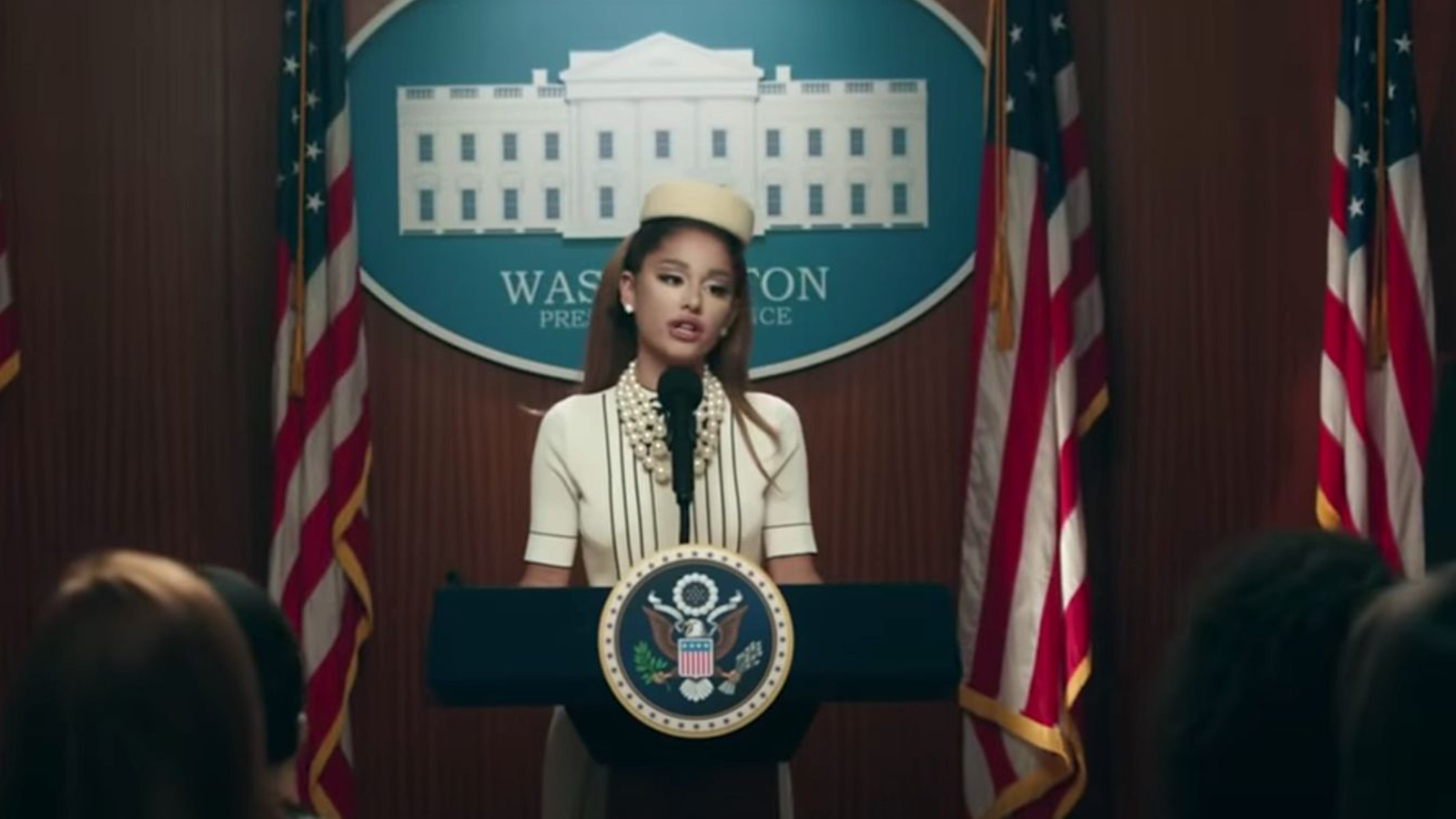 Ariana Grande’nin Beyaz Saraylı klipi