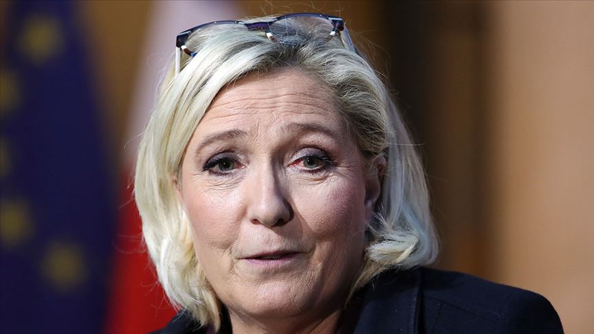 Le Pen, Fransa’da başörtüsü yasağı istiyor