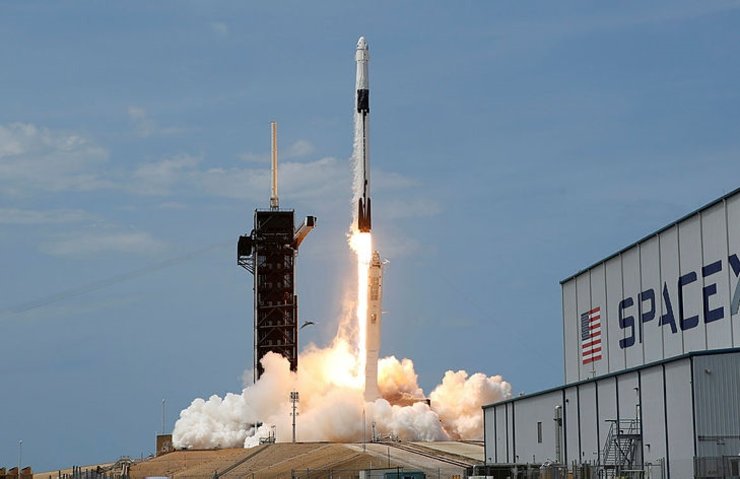 SpaceX’in tarihi uzay yolculuğu başladı
