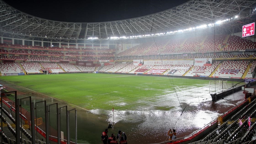 Antalya-Hatay maçını yağmur erteletti 
