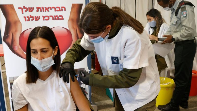 İsrail’de aşı olanlara hayat da “normal” olacak