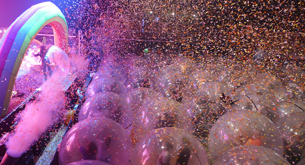 Naylon balonların içinde “sosyal mesafeli” konser