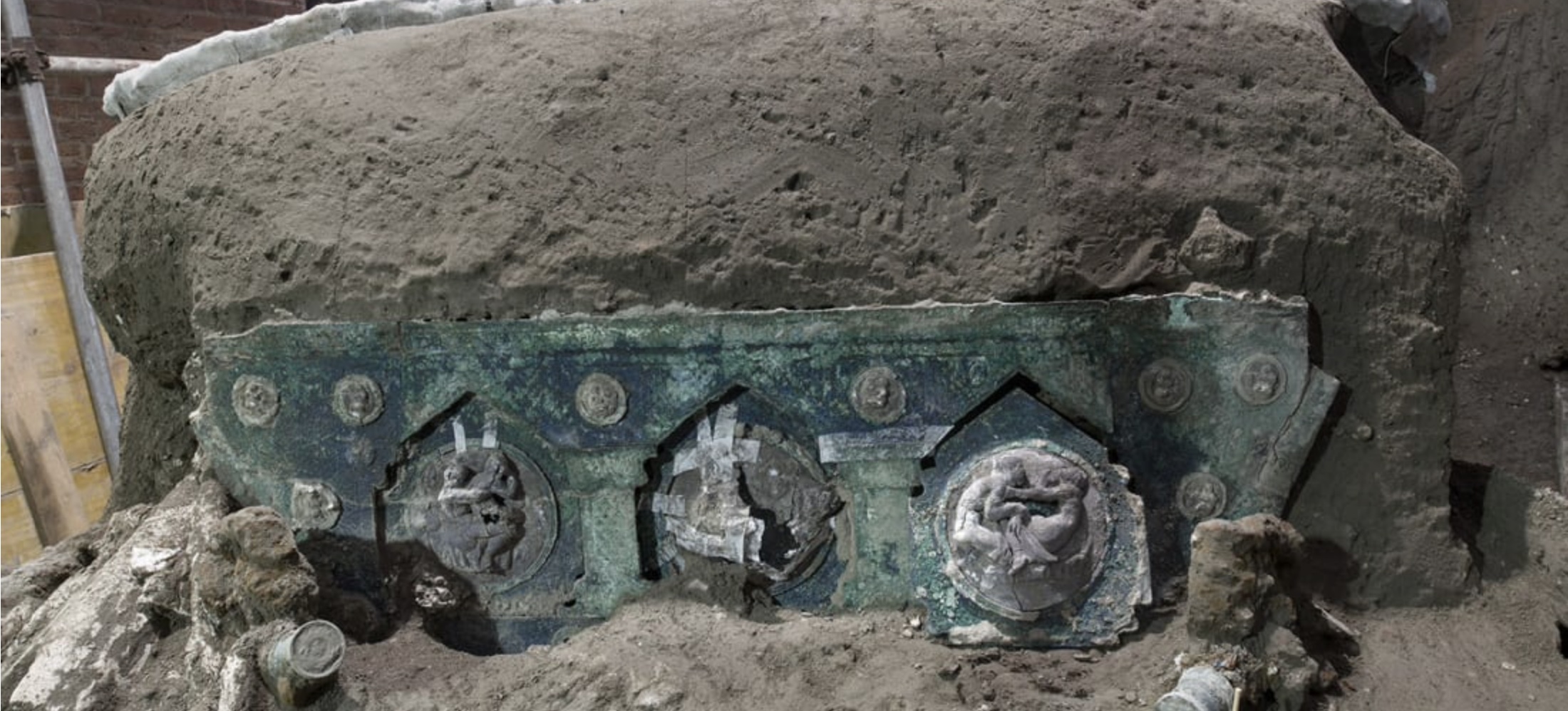 Pompei’de 2 bin yıllık tören arabası sapa sağlam
