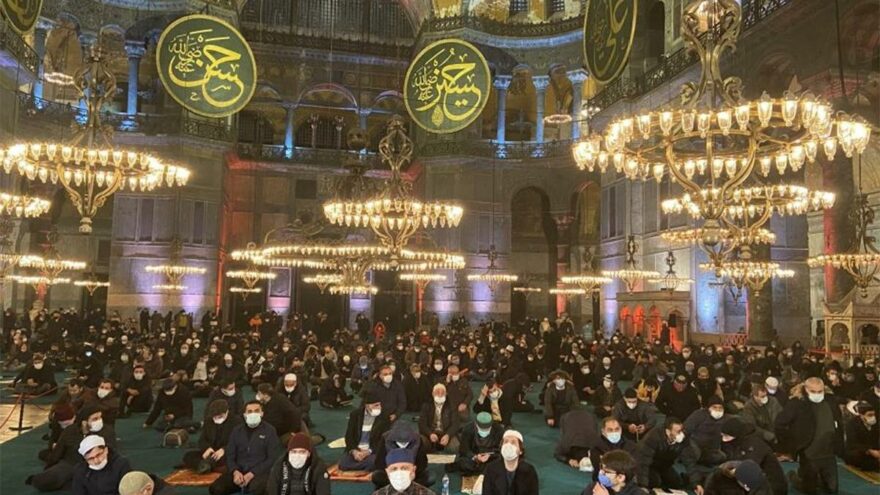 Ayasofya’da ilk kandil