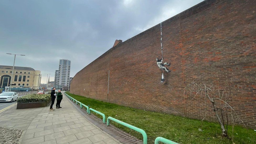 Banksy, cezaevi duvarına bu resmi çizdi
