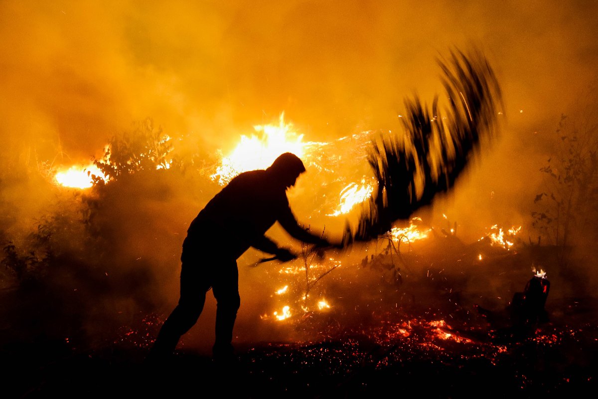 Ormanlar yanıyor, bakanlığın parasını ödediği yangın söndürme uçakları hala gelmedi