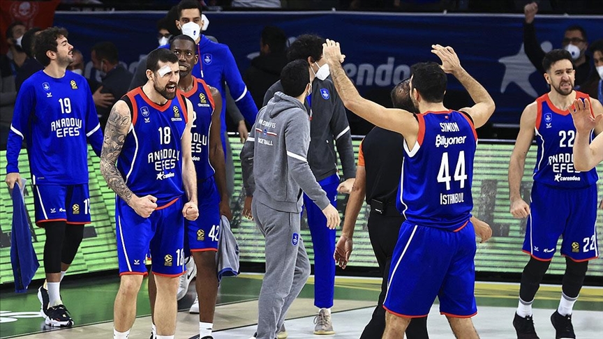 Anadolu Efes Yunan ekibini son saniye basketiyle yendi