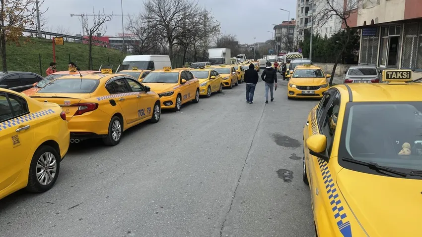 Taksiciler tarife güncellemesi için kilometrelerce kuyruk oluşturdu