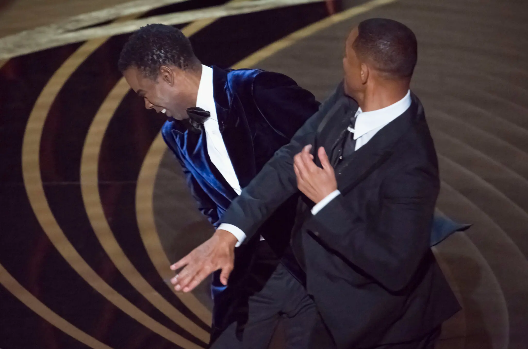 Will Smith, tokat attığı Chris Rock’tan özür diledi, Rock işin şakasını yaptı