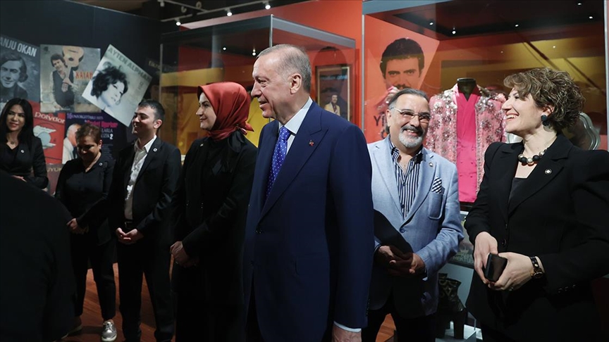 Erdoğan, Türk müziği sergisini açtı ve gezdi