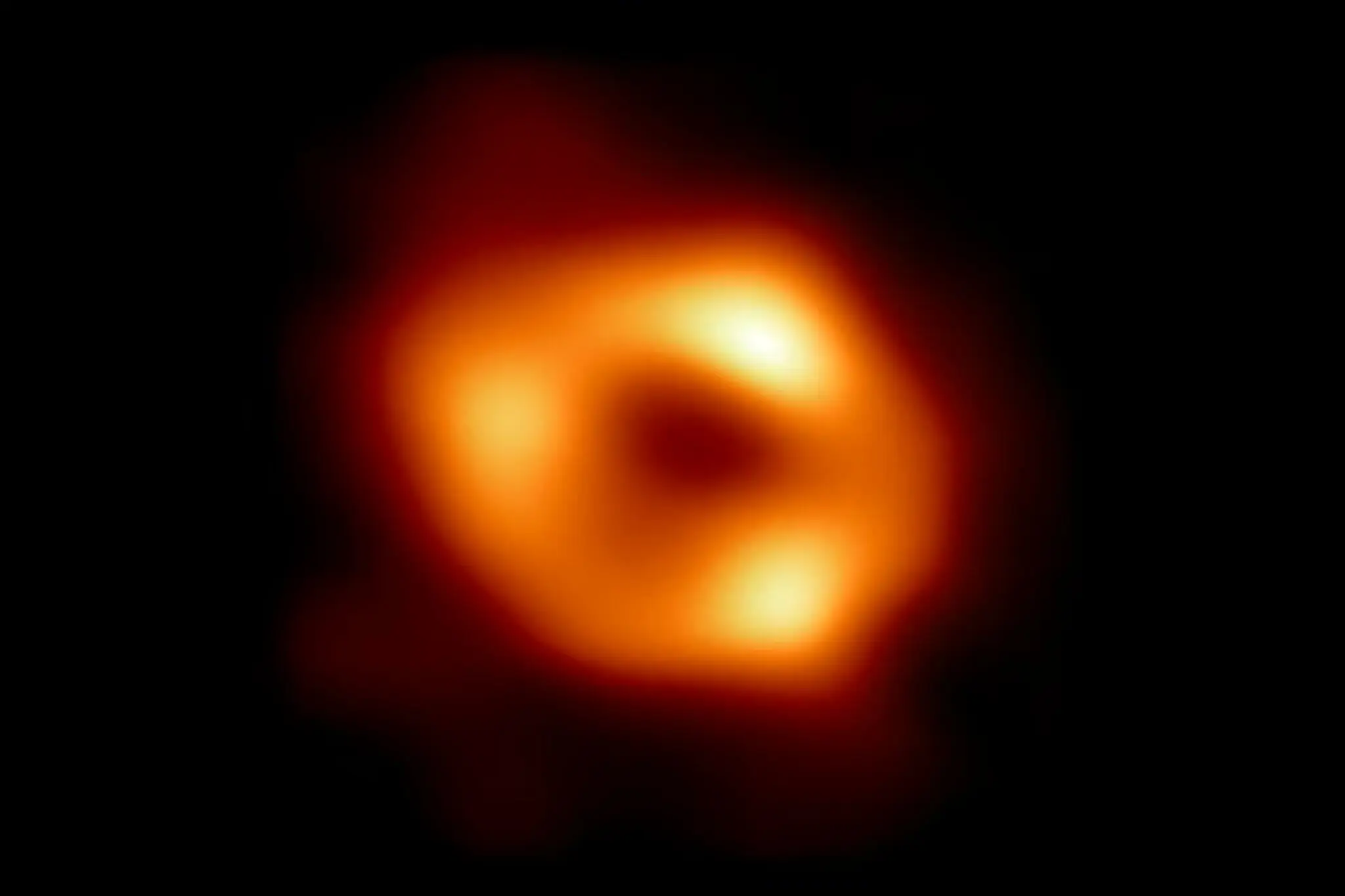 Galaksimizin merkezindeki 4 milyon güneş ağırlığındaki dev kara deliğin ilk fotoğrafı