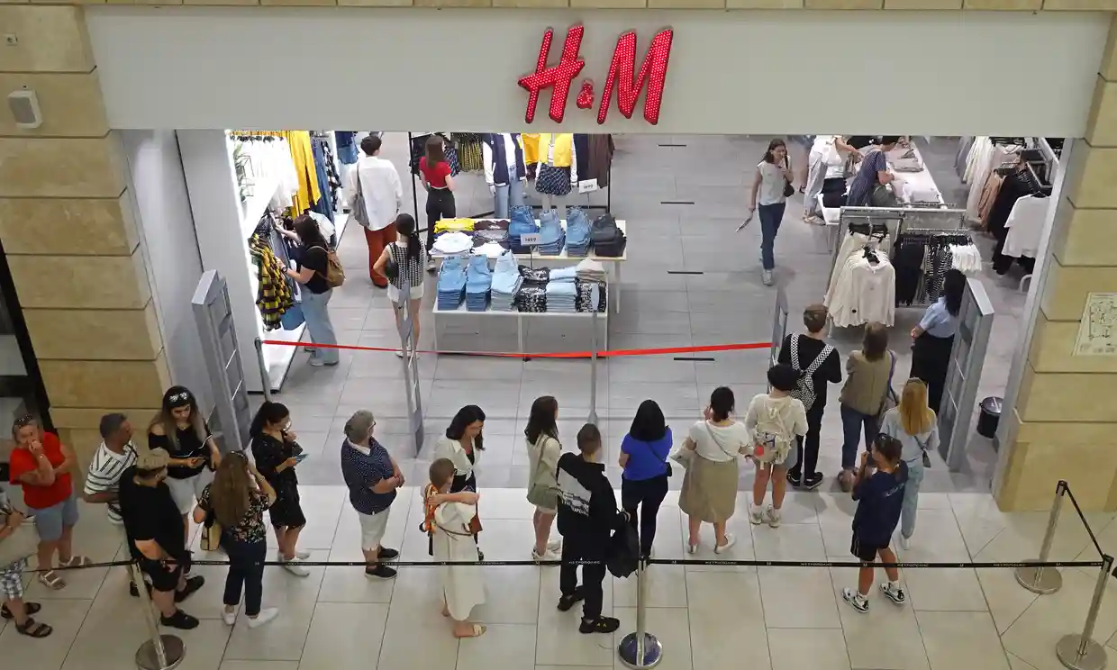 H&M Moskova mağazasını stok eritmek için açtı, inanılmaz kuyruklar oluştu