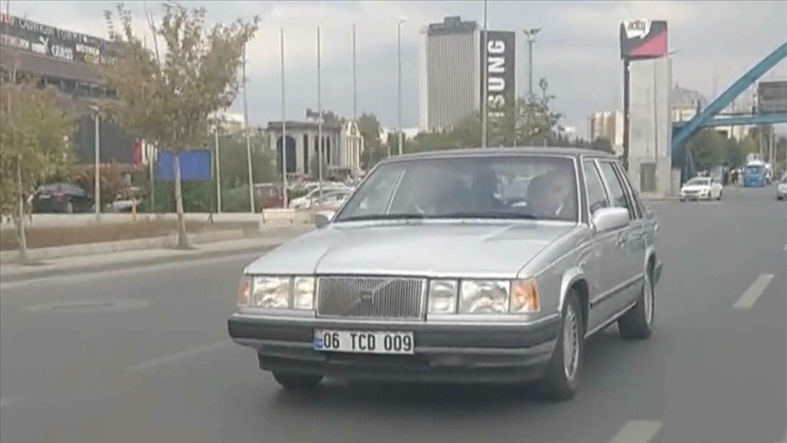Bahçeli klasik otomobili ile Ankara turu attı