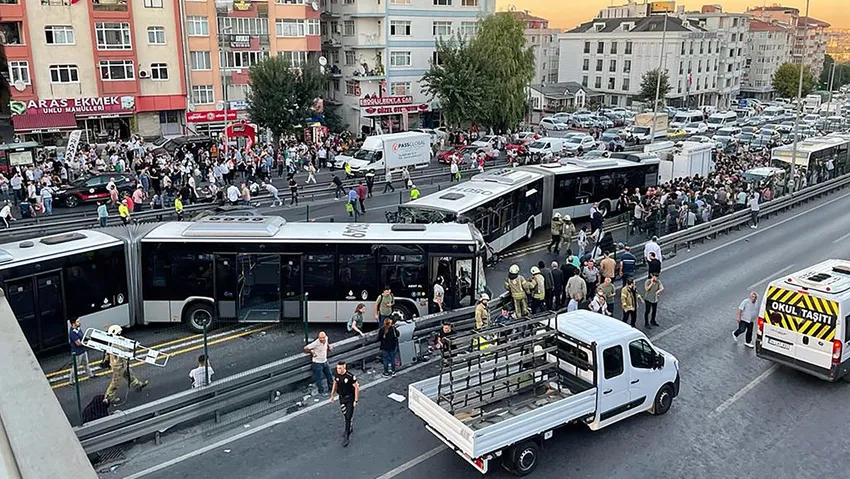 Avcılar'da 4 metrobüs birbirine girdi: 99 yaralı