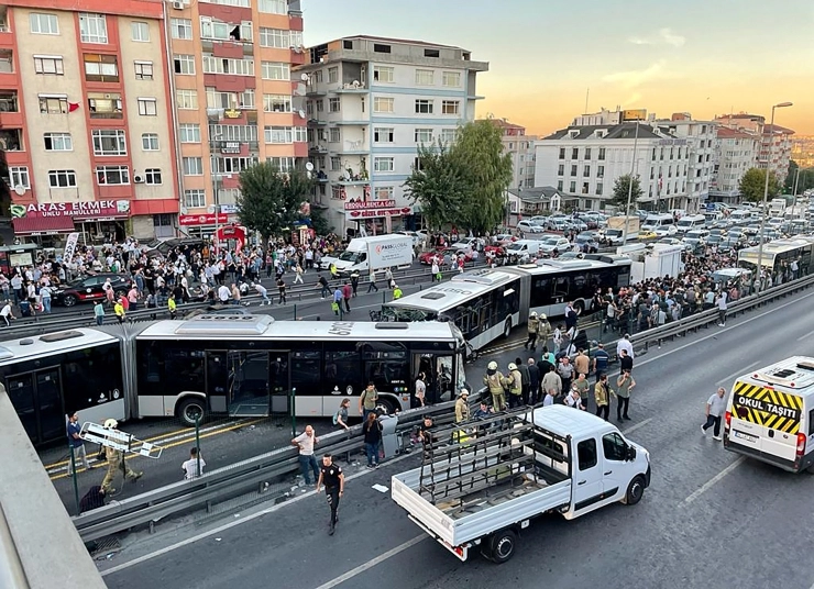 Metrobüs kazasının nedeni ortaya çıktı: Şoför fenalık geçirmiş