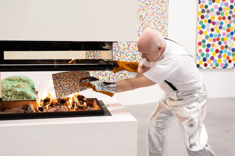 Damien Hirst, NFT’si satılan yüzlerce eserini yakıyor