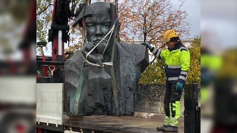 Finlandiya, son Lenin heykelini de yıktı