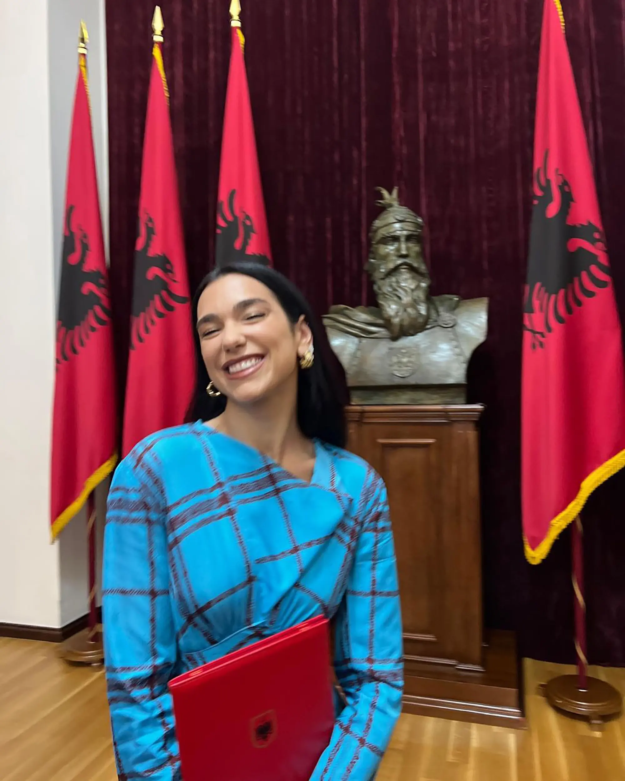 Dua Lipa ana yurdu Arnavutluk’un vatandaşı da oldu