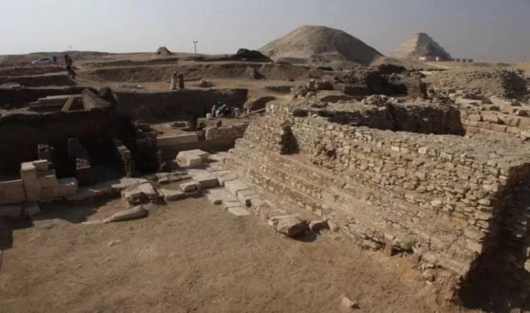 Mısır’da yeni bir piramit ve yüzlerce mumya bulundu