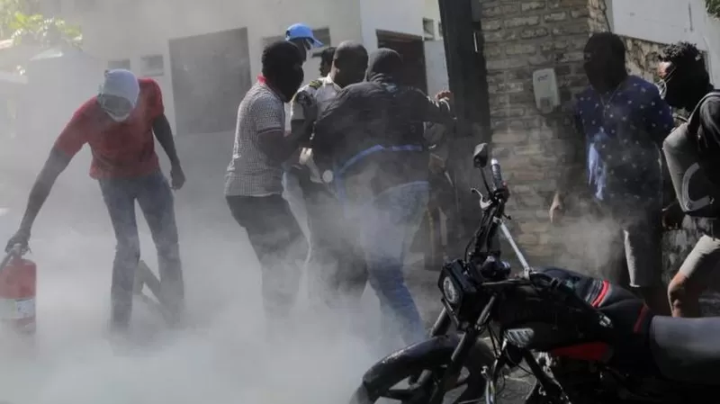 Haiti’de polisler sokakta eylem yaptı, gidip Başbakan'ın konutunu bastı
