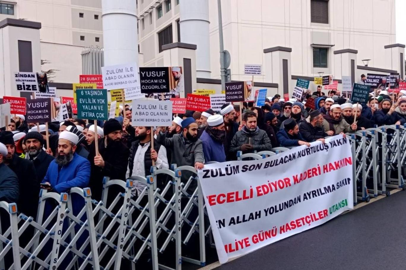 Utanç davasına yayın yasağı geldi, Gümüşel'in müritleri eylem yaptı