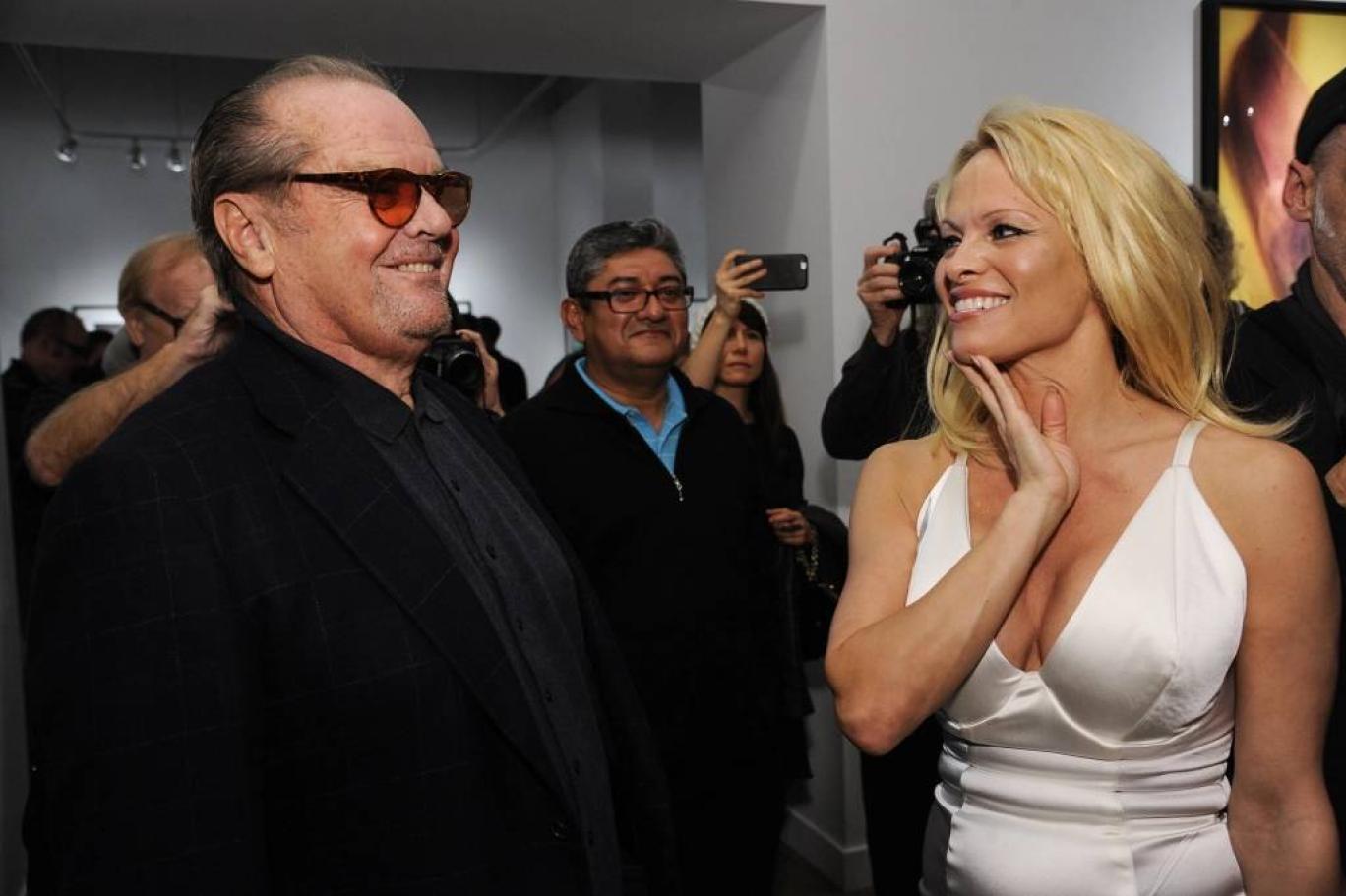Pamela Anderson, Jack Nicholson'ı tuvalette iki kadınla seks yaparken basmış