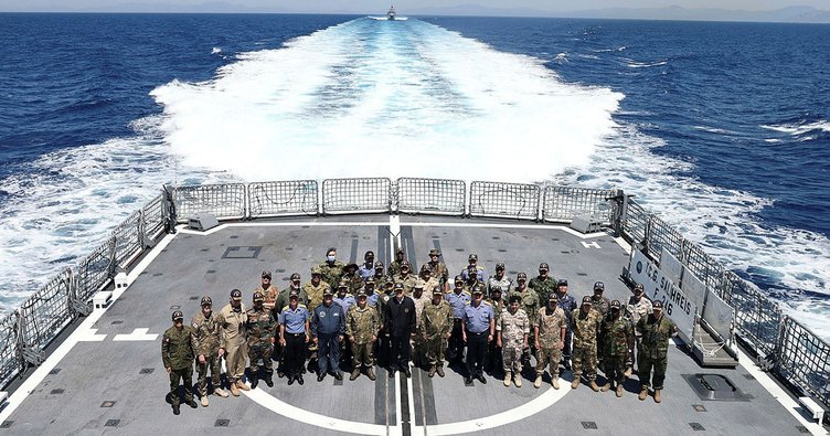 Bakan Akar dünyanın en büyük SİHA gemisi 'TCG Anadolu'yu gezdi 