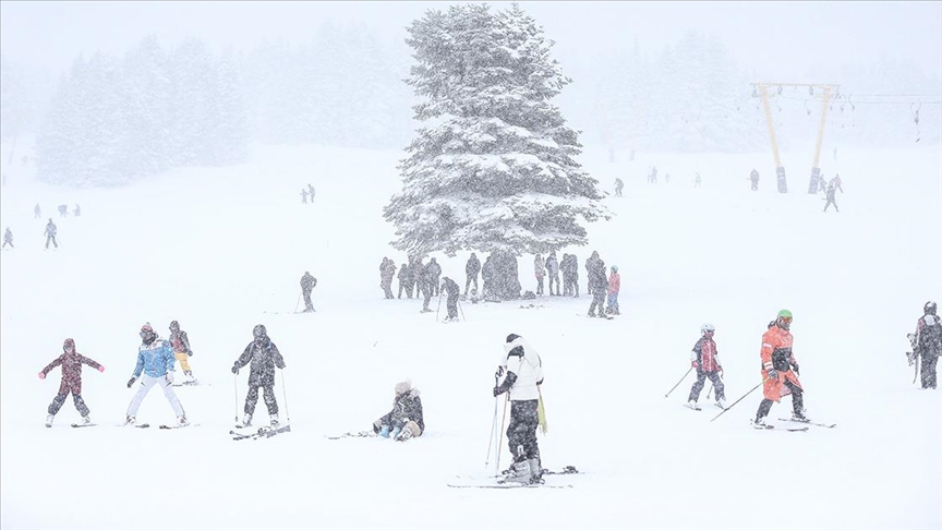 Uludağ nihayet beyaza büründü, kayak başladı