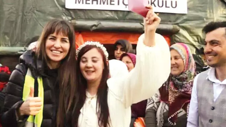 Aslı Tandoğan, çadır kentte nikah şahidi oldu