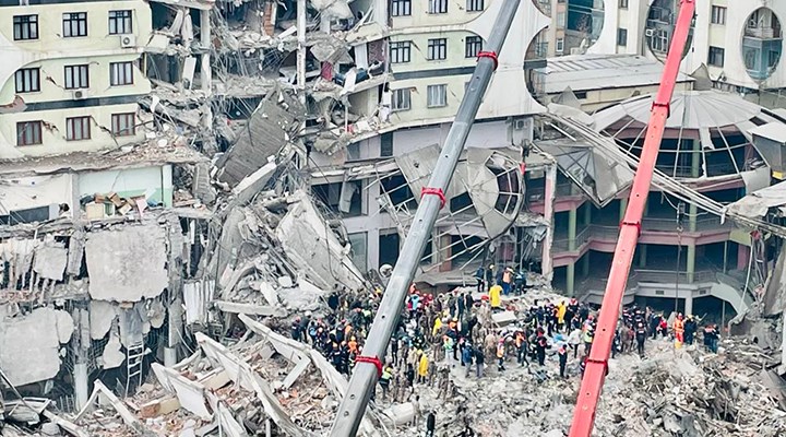 Depremin yıktığı binalardan müteahhitlerin siyasi bağlantıları fışkırıyor