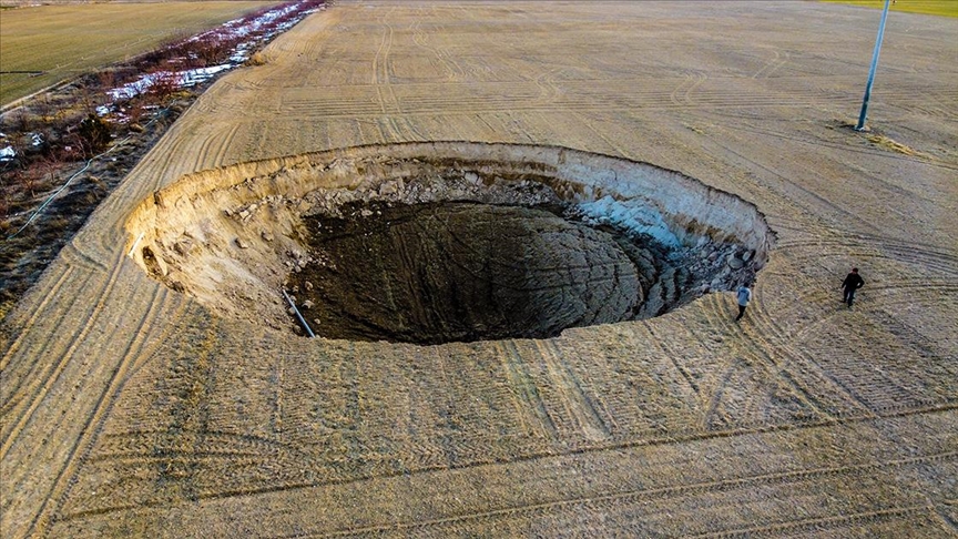 Konya'da 37 metre çapında, 12 metre derinliğinde obruk 