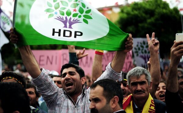 HDP kapatma riskine Yeşil Sol Parti ile karşılık verdi