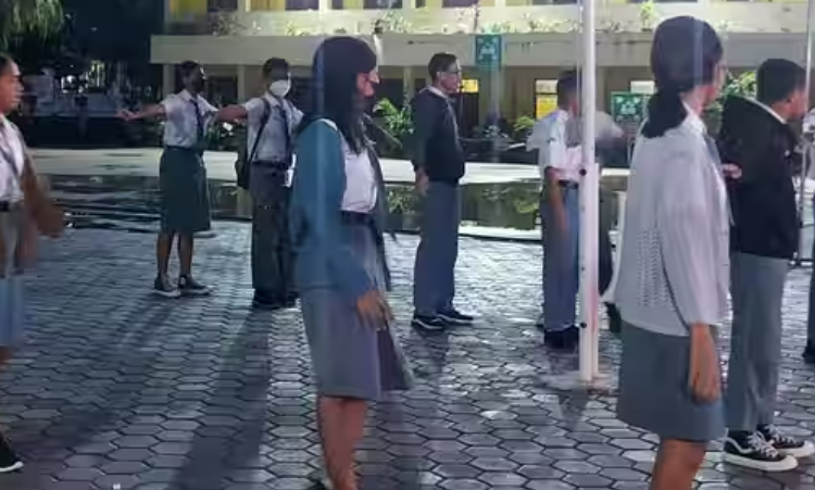 Endonezya'da insafsız deneme: Okula sabah 05.30'da gidecekler