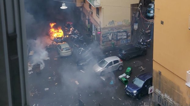 Napoli'de araçlar ve çöp kutuları ateşe verildi.