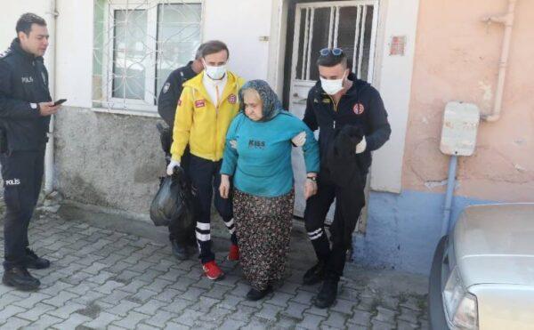 Haber alınamayan yaşlı kadın çöp evden çıktı