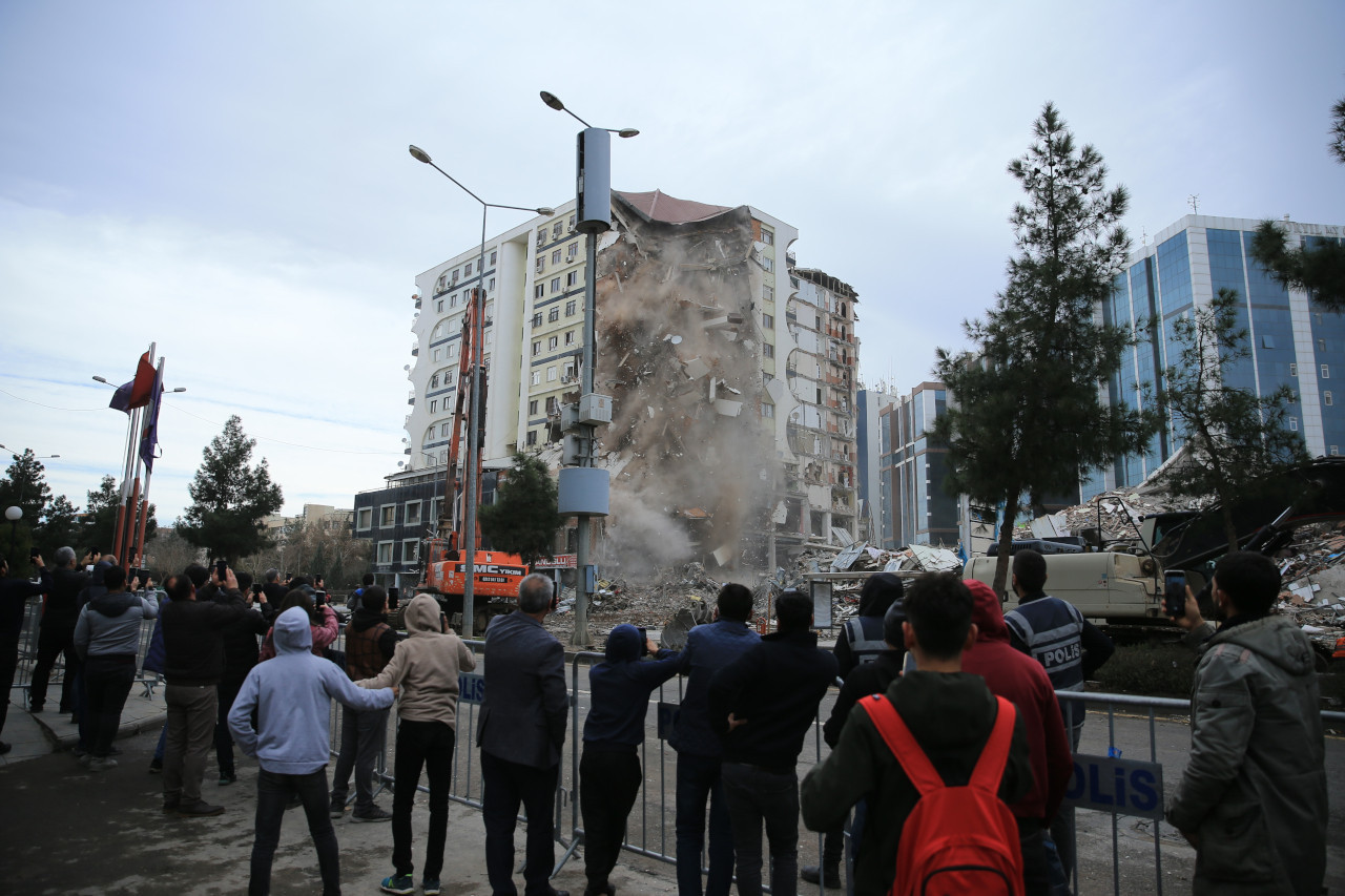 Diyarbakır’daki Galeria’nın bir bloku daha dokununca yıkıldı