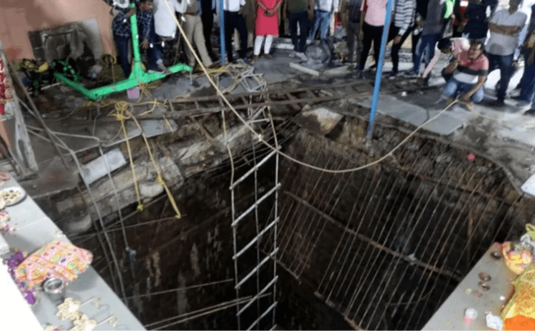 Hindistan'da kuyunun çatısı çöktü: 35 ölü