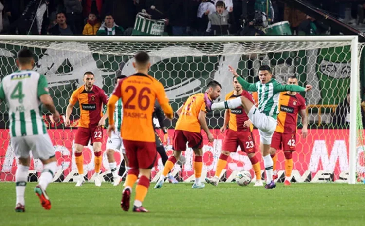 Galatasaray'ın 14 maçlık galibiyet serisi Konyaspor karşısında sona erdi.