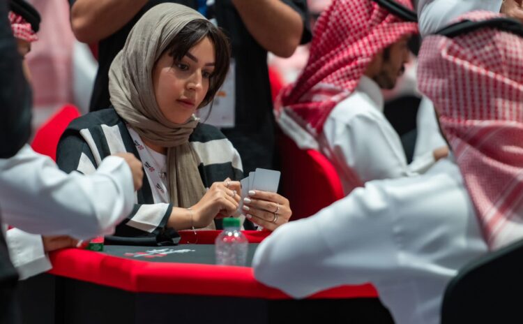 Suudi Arabistan’da bir ilk: Kadınlı erkekli iskambil kağıdı turnuva düzenlendi
