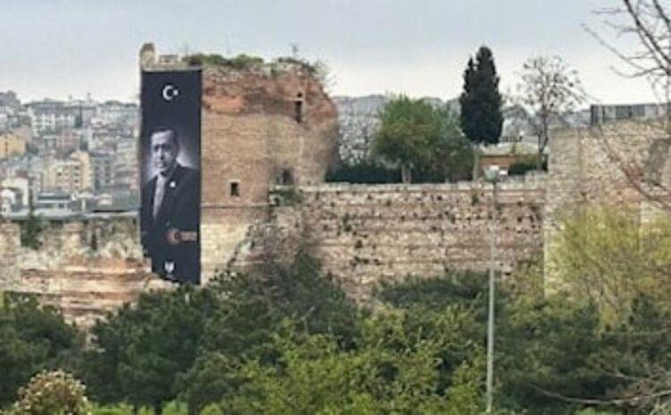 İstanbul'un tarihi surlarındaki Erdoğan afişi indi, Kılıçdaroğlu yine geri durmadı