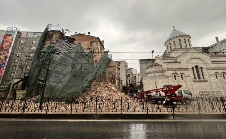 Karaköy'de tarihi Beyazıt Han göz göre göre çöktü, İstanbul'da belediye ile Kültür Bakanlığı kavga etti