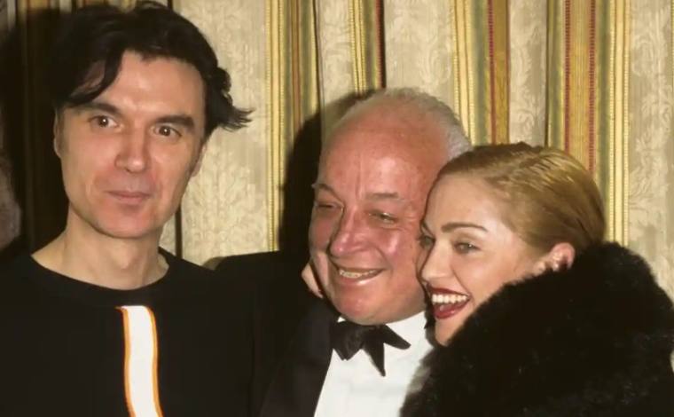 David Bryne (sağda), Seymour Stein (ortada), Madonna (solda).