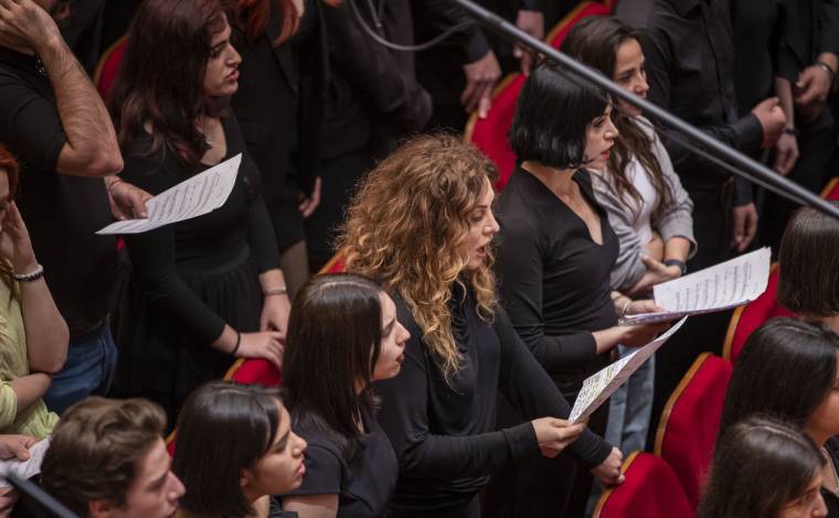 Soprano Serenad Bağcan, '100. Yıl Marşı'nın seslendiiryor.