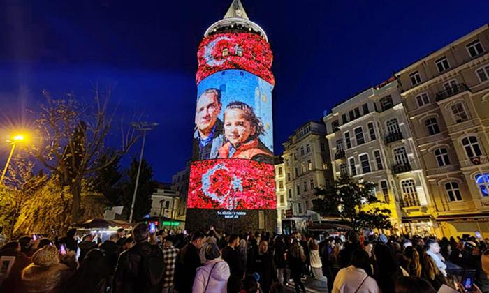 Galata Kulesi, Atatürk'ün fotoğraflarıyla renklendi