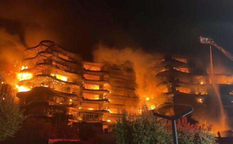 İstanbul ve İzmir'de iki büyük yangın: Biri Akit biri Folkart