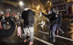 Fransa bunu konuşuyor: Polis protestocunun pantolonunu indirdi
