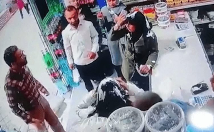 İran'da başı açık iki kadın bir dükkana alışverişe gitti, bir müşteri onlara saldırdı ama kadınlar da tutuklandı