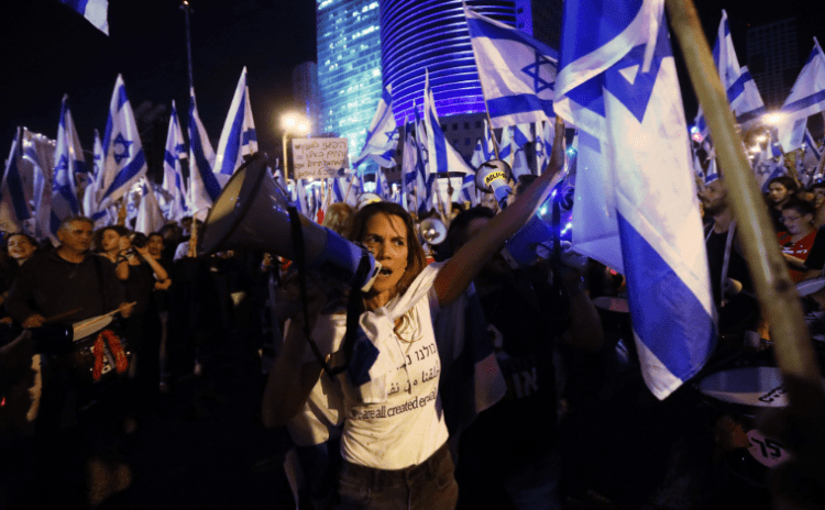 İsrail Suriye'yi vururken on binler Tel Aviv sokaklarında yargı reformu protestolarına devam etti