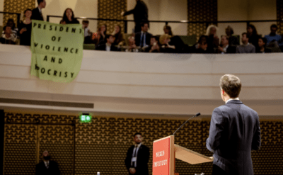Macron, Hollanda’da ‘şiddetin ve riyakarlığın cumhurbaşkanı’ afişiyle karşılandı